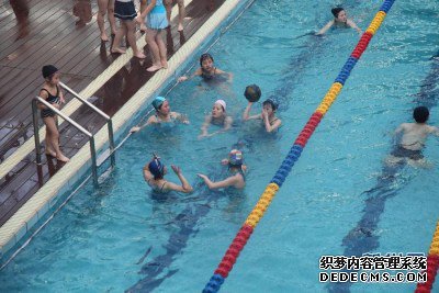 朝鲜平壤豪华水上乐园开放 市民穿泳衣畅玩