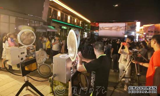 胶片电影机开始放映。