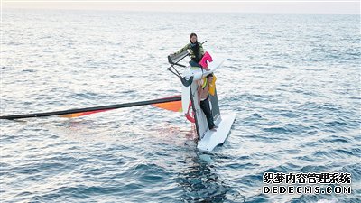 帆船被浪打翻两遇险者漂流17小时获救