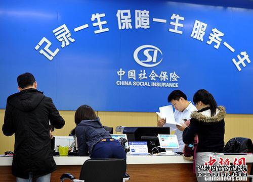 一辈子交五险一金退休能拿多少?这些数字让你惊呆