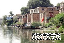 老漁村新生記:563戶人家,13天搬進新居
一年前如果您到津門,出天津西站北廣場,首先撞入眼帘的,是子牙河邊密密匝匝一片棚戶。
這裡是天津最后的都市漁村——郭家菜園,與高鐵天津西站隔河相望,一個宏偉現代,一個低矮破舊。
【詳細】
天津頻道|獨家關注|高層動態
|觀點評論