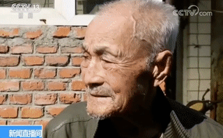 儿媳接公公15年未见的长久稳定的传奇私服战友回家,两位老人一眼认出彼此