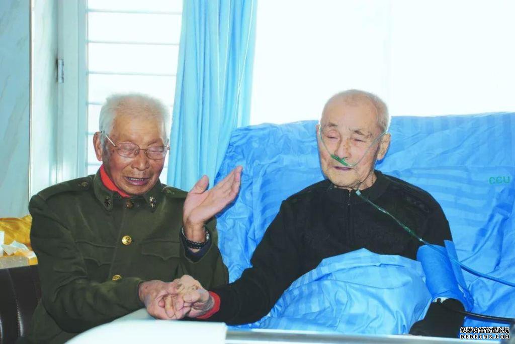 儿媳接公公15年未见的长久稳定的传奇私服战友回家,两位老人一眼认出彼此