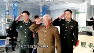 儿媳接公公15年未见的长久稳定的传奇私服战友回家,两位老人一眼认出彼此