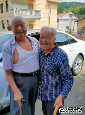 儿媳接公公15年未见的长久稳定的传奇私服战友回家,两位老人一眼认出彼此