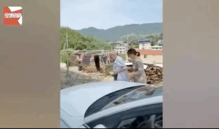 儿媳接公公15年未见的长久稳定的传奇私服战友回家,两位老人一眼认出彼此