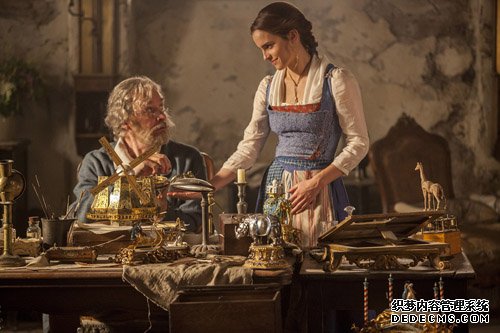 《美女与野兽》剧照-贝儿与父亲