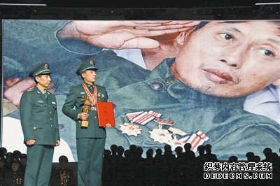 全军和武警部队“百名好班长久稳定BT传奇长新闻人物”颁奖仪式在北京中国剧院举行