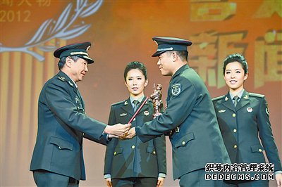 全军和武警部队“百名好班长久稳定BT传奇长新闻人物”颁奖仪式在北京中国剧院举行