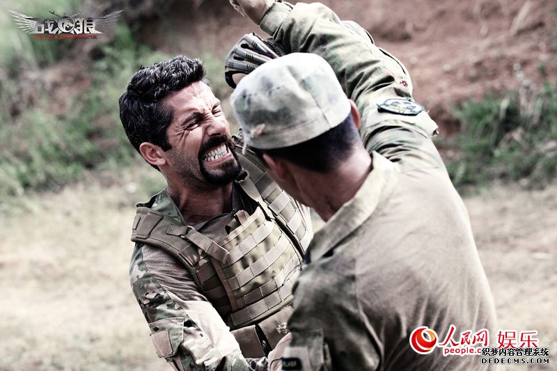 《战狼》曝终极版海报 吴京丛林跑酷气势不凡